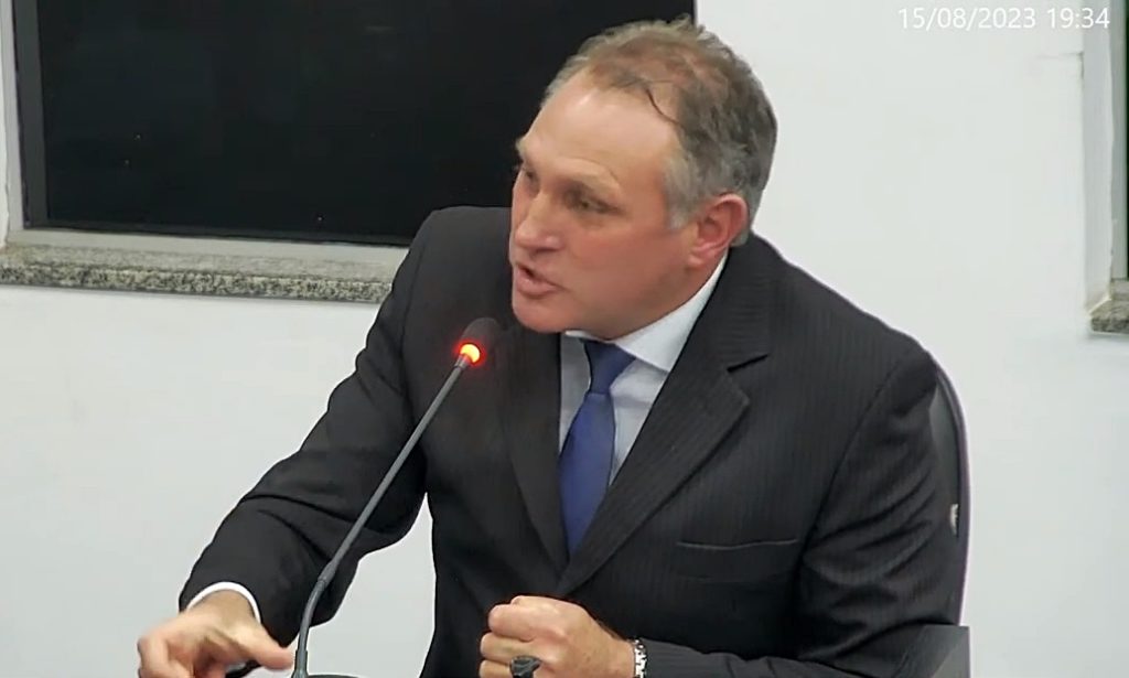 Em ofício enviado à Câmara, Hélio de Mello renunciou ao mandato de vereador