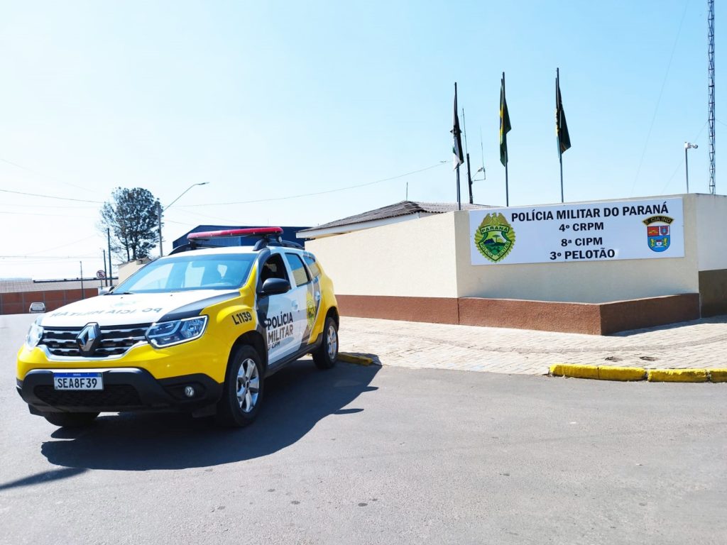 Carro colidiu em poste em Imbituva. Ocupantes do veículo não foram localizados pela PM