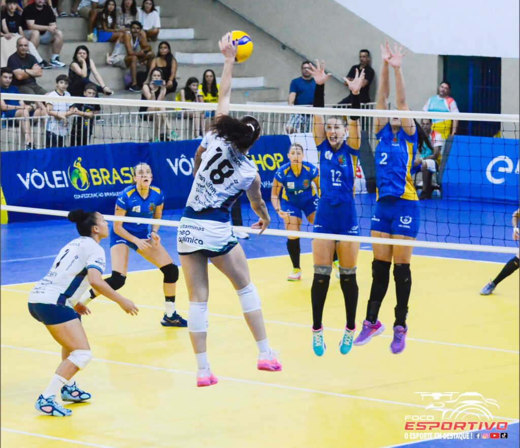 No último jogo de Irati na Superliga B, a destaque do time foi a oposta Ana Lídia, que fez vários pontos no ataque, conforme ilustra a imagem. Foto: Foco Esportivo