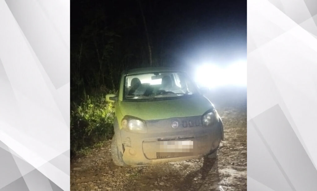 Carro roubado em Cruz Machado é encontrado abandonado em Inácio Martins