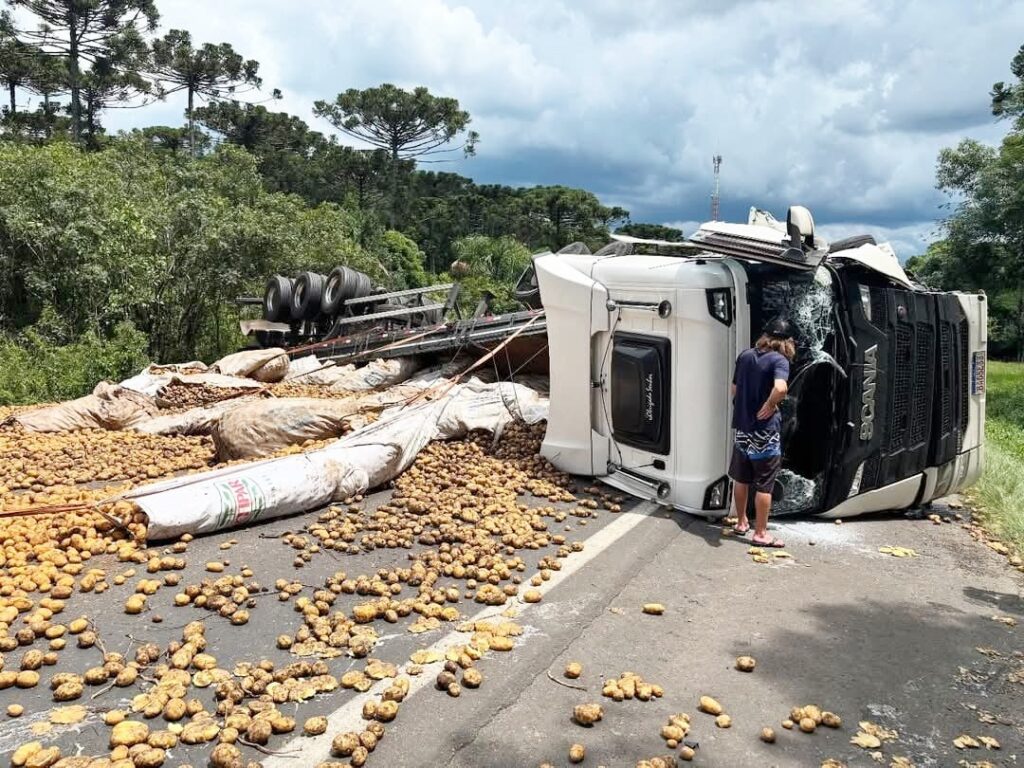 Caminhão que se envolveu em acidente em São Mateus do Sul estava carregado com batatas
