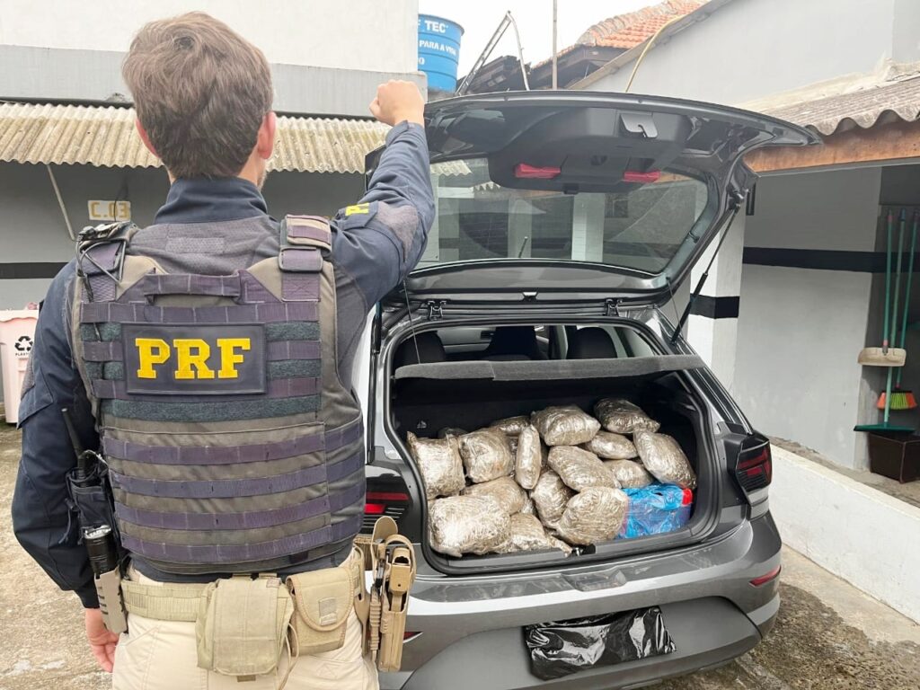 PRF localizou mais de 172 kg de maconha em veículo Polo abordado na BR-277, em Irati.