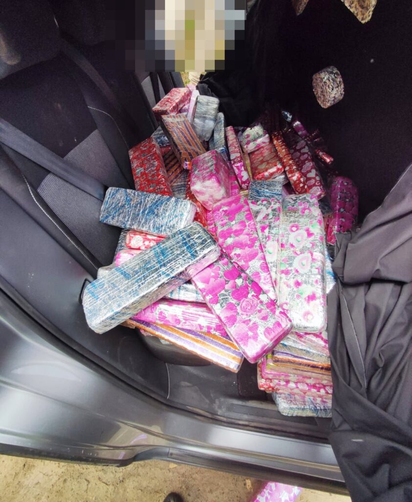 Motorista abandonou carro com drogas e fugiu