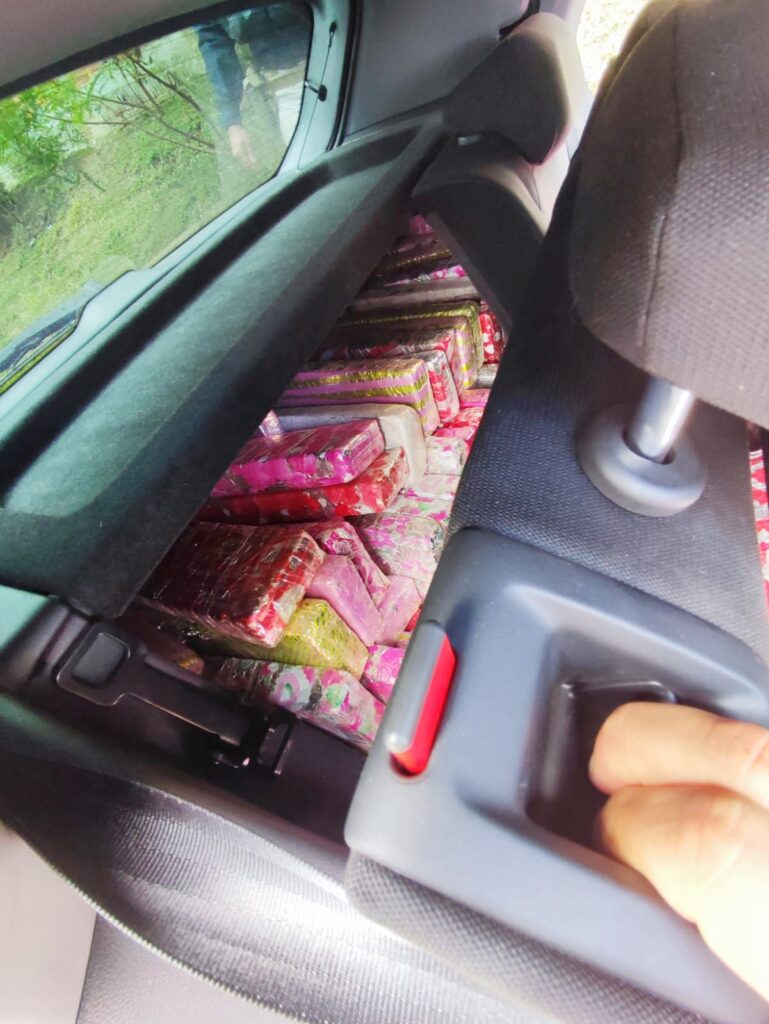 Drogas foram escondidas em alguns compartimentos de veículo SUV