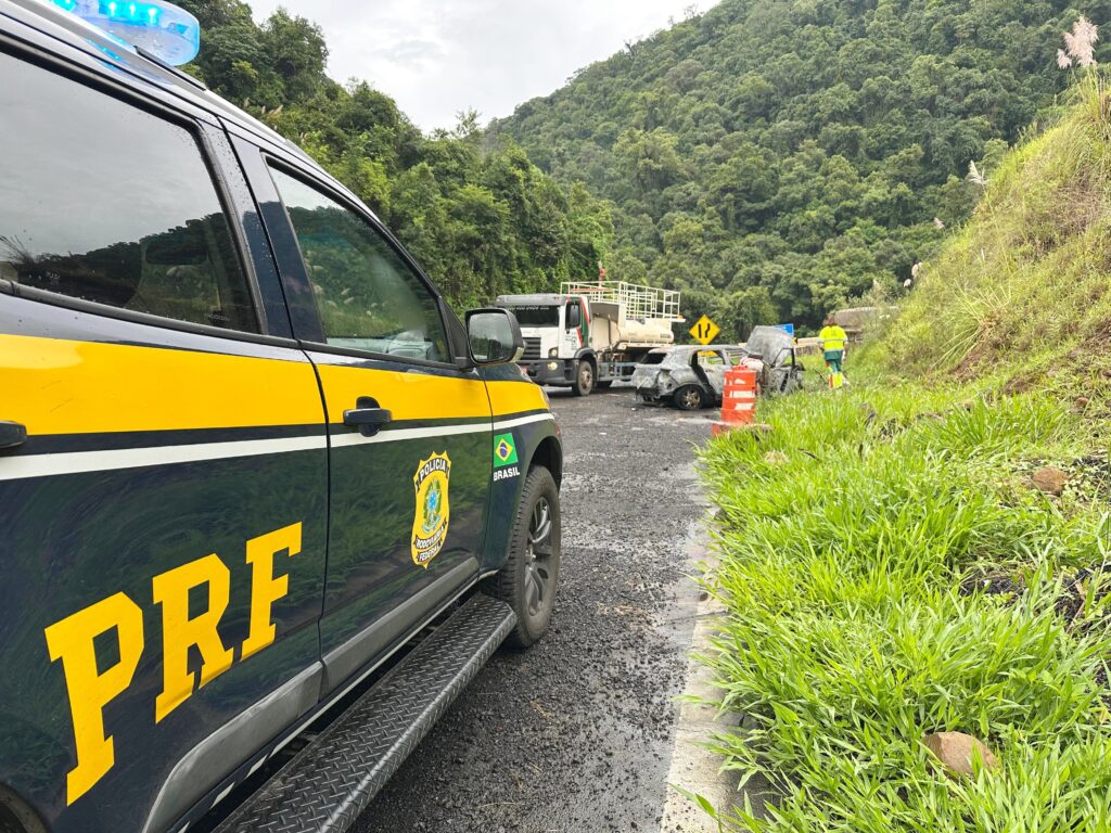 Carro pega fogo na Serra da Esperança
