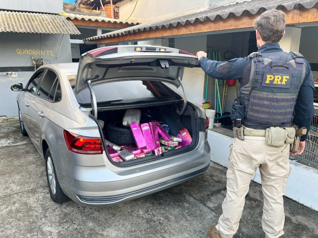 PRF localizou 151 kg de maconha em veículo Virtus abordado na BR-153, em Irati