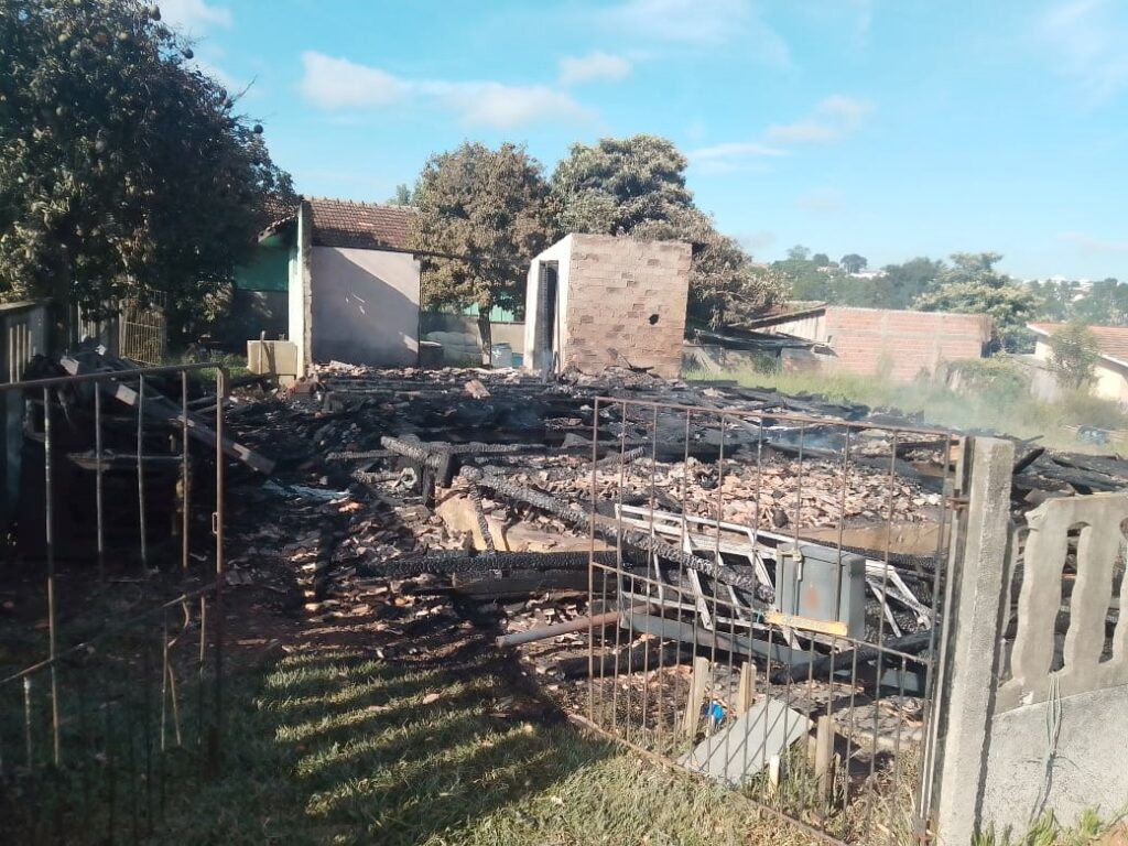 Bombeiros utilizaram aproximadamente 5 mil litros de água para combater o incêndio