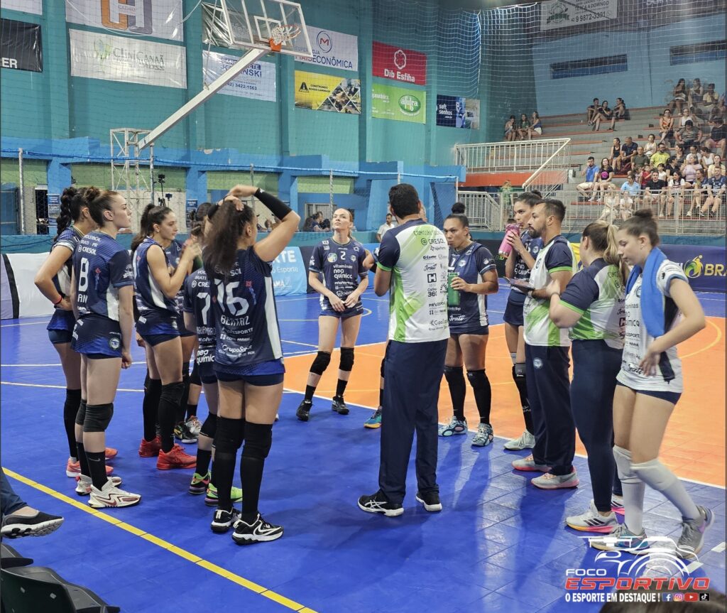 Técnico de Irati, Evandro Veiga, orientando atletas durante o jogo contra o Pinhalense/SC, na última sexta-feira