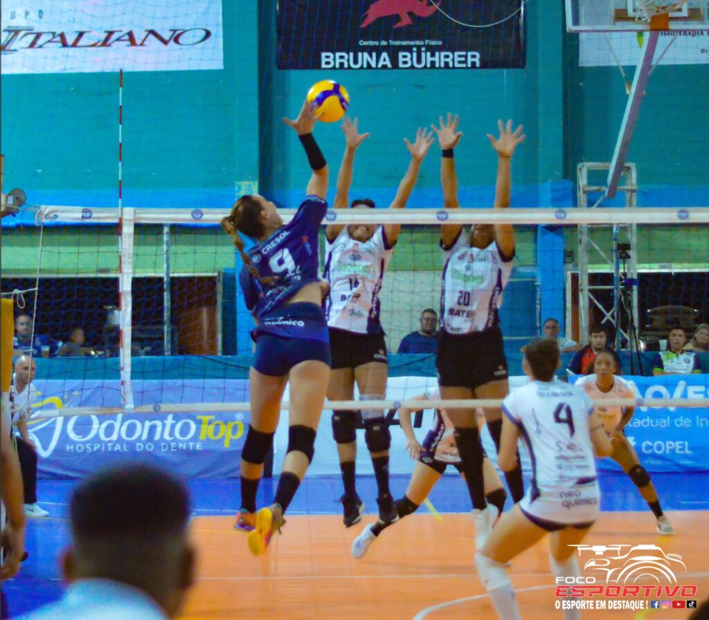 Duda Veronez camisa 9 de Irati foi a destaque do time na partida contra o Recife/PE. Imagem mostra atleta atacando em jogo contra o Pinhalense/SC