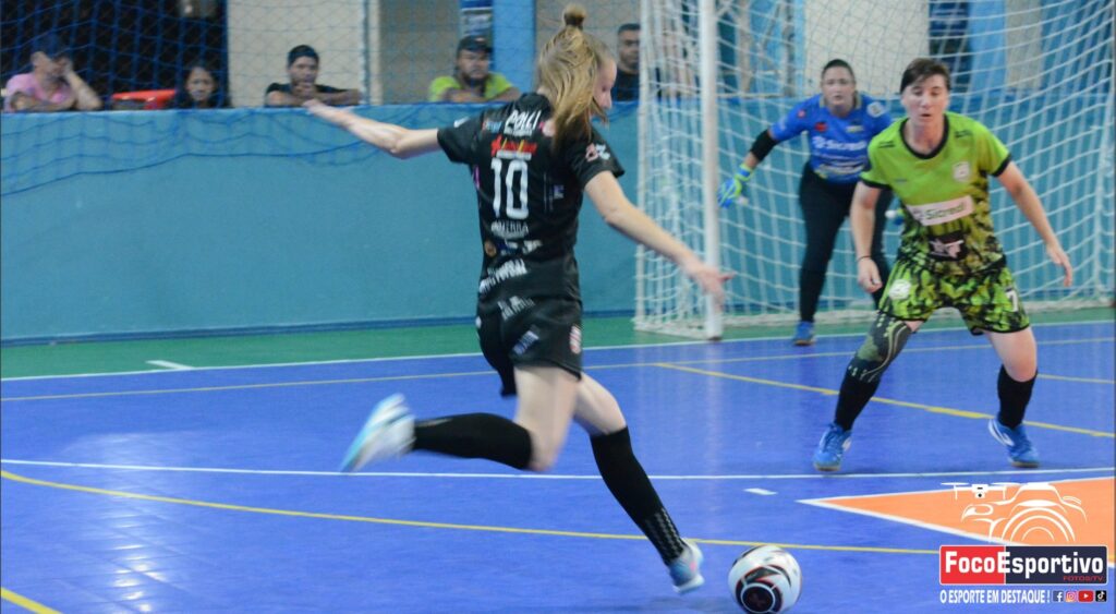 Anvisa/Poli Multimarcas (camisa preta) venceu o Renova Guamiranga (camisa verde limão) na final da Copa Wisa em 2024