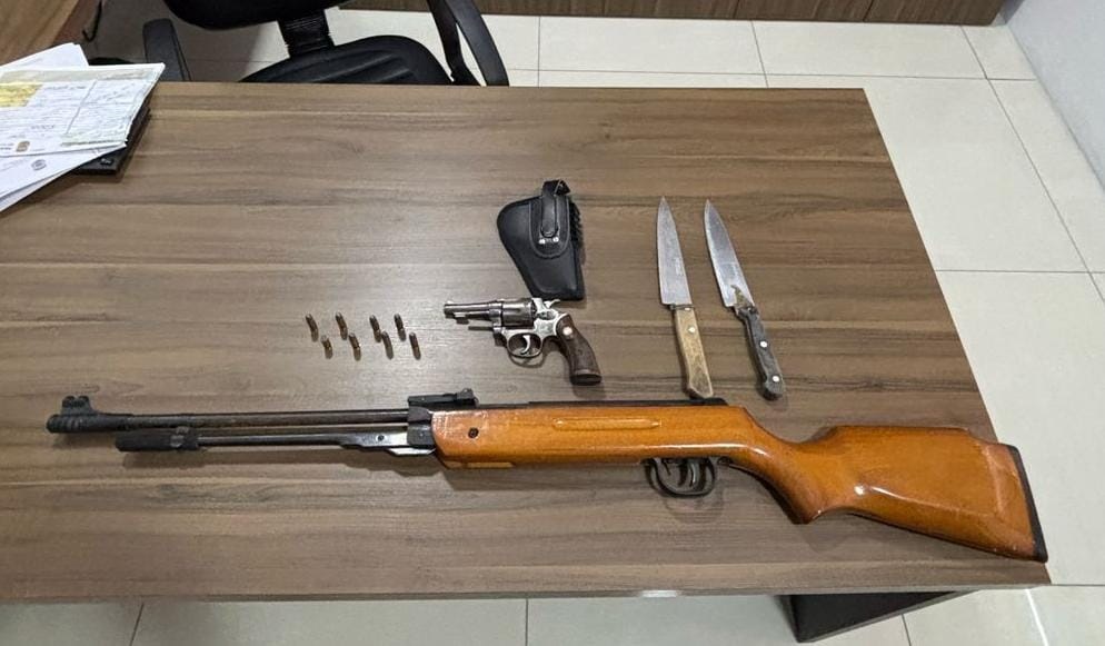 PC apreendeu espingarda, revólver, munições e facas durante operação em Rebouças