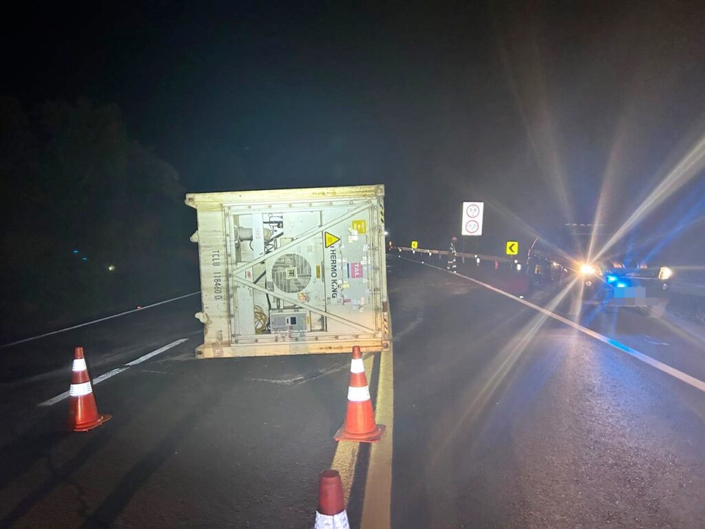Contêiner de caminhão permanece na pista central da BR-277, em Irati