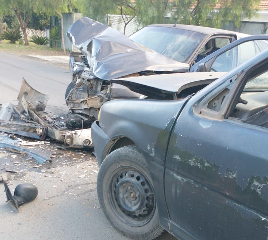 Acidente entre dois carros ocorreu no bairro Engenheiro Gutierrez, em Irati