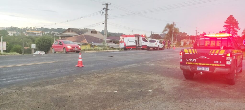 Motoristas de caminhão e veículo Renault Duster não se feriram após acidente na BR-153, em Rio Azul.