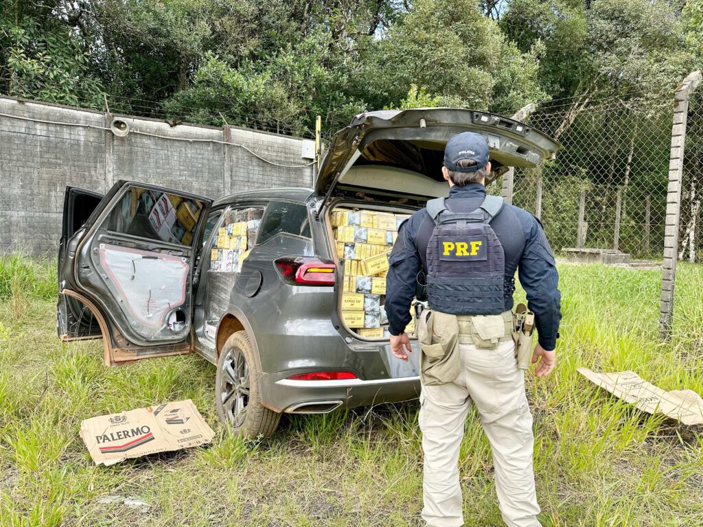 PRF localizou aproximadamente 30 mil maços de cigarros em veículo Tiggo abordado na BR-277, em Guarapuava
