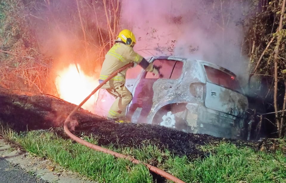 Bombeiros controlaram incêndio em veículo que pegou fogo na entrada de Fernandes Pinheiro
