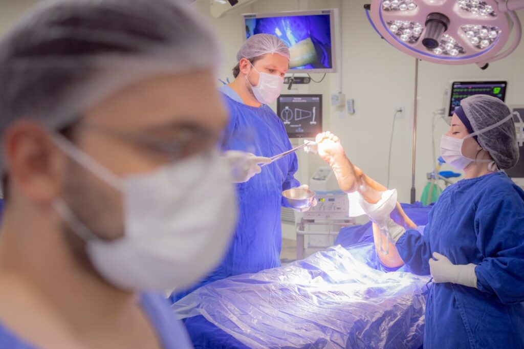 Equipe médica realiza procedimento com tecnologia de navegação no HU-UEPG