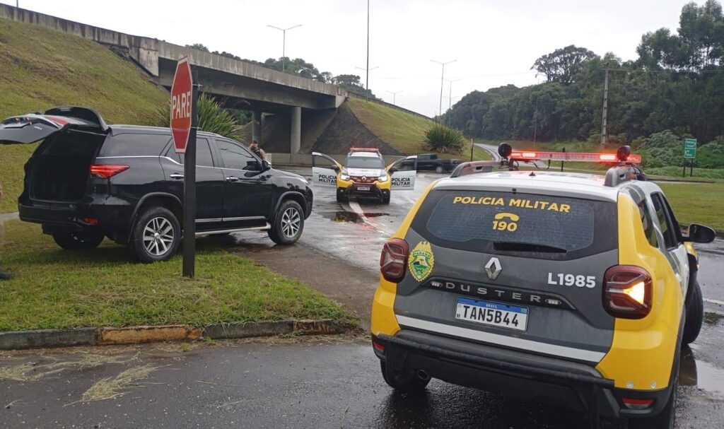 PM conseguiu abordar o condutor que estava com a caminhonete roubada no trevo de acesso à Irati