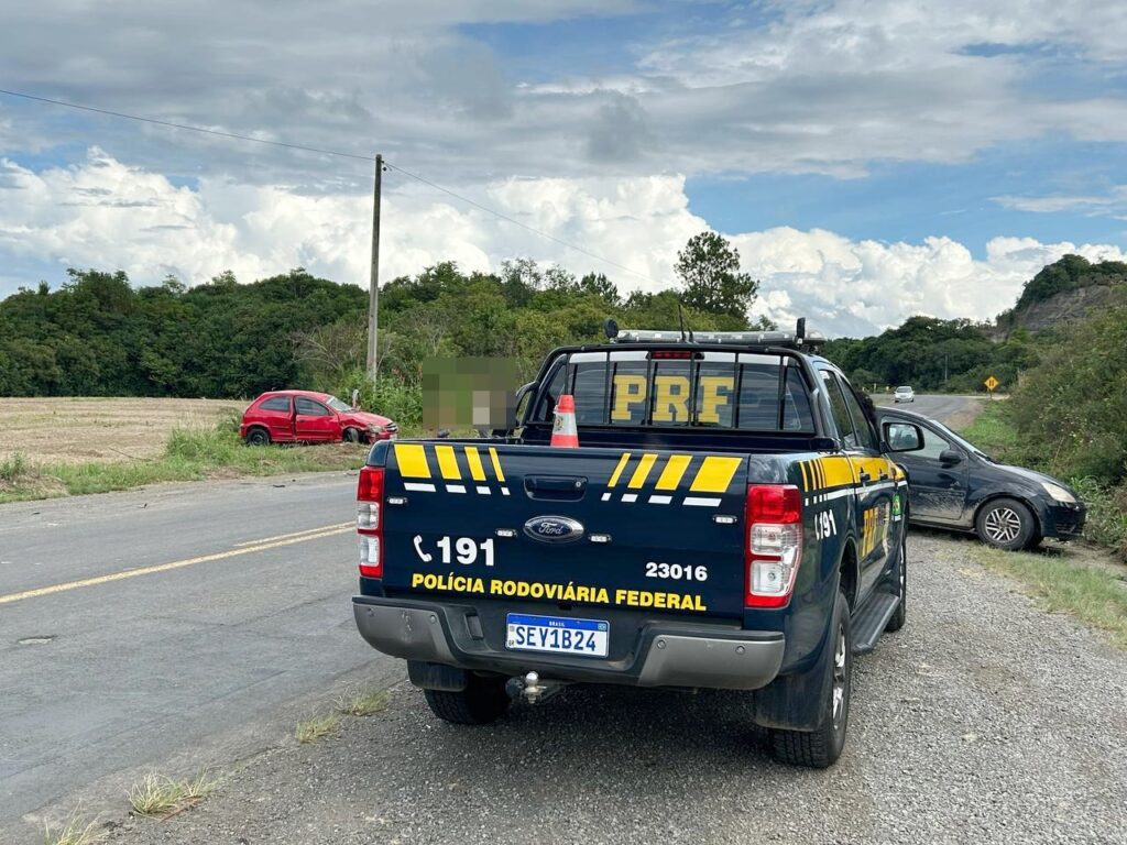 Colisão lateral entre dois carros aconteceu na BR-153, na entrada da localidade do Monjolo, em Irati