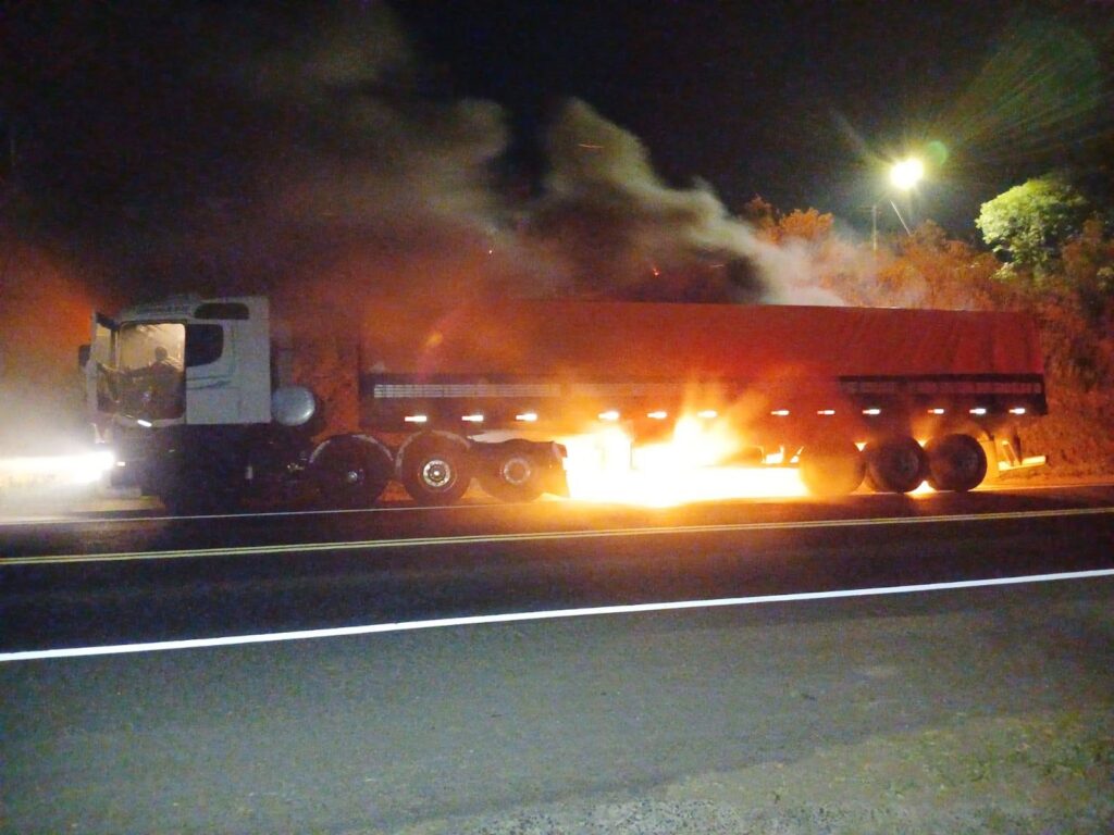 Carreta carregada com adubo orgânico pegou fogo na BR-373, em Guamiranga