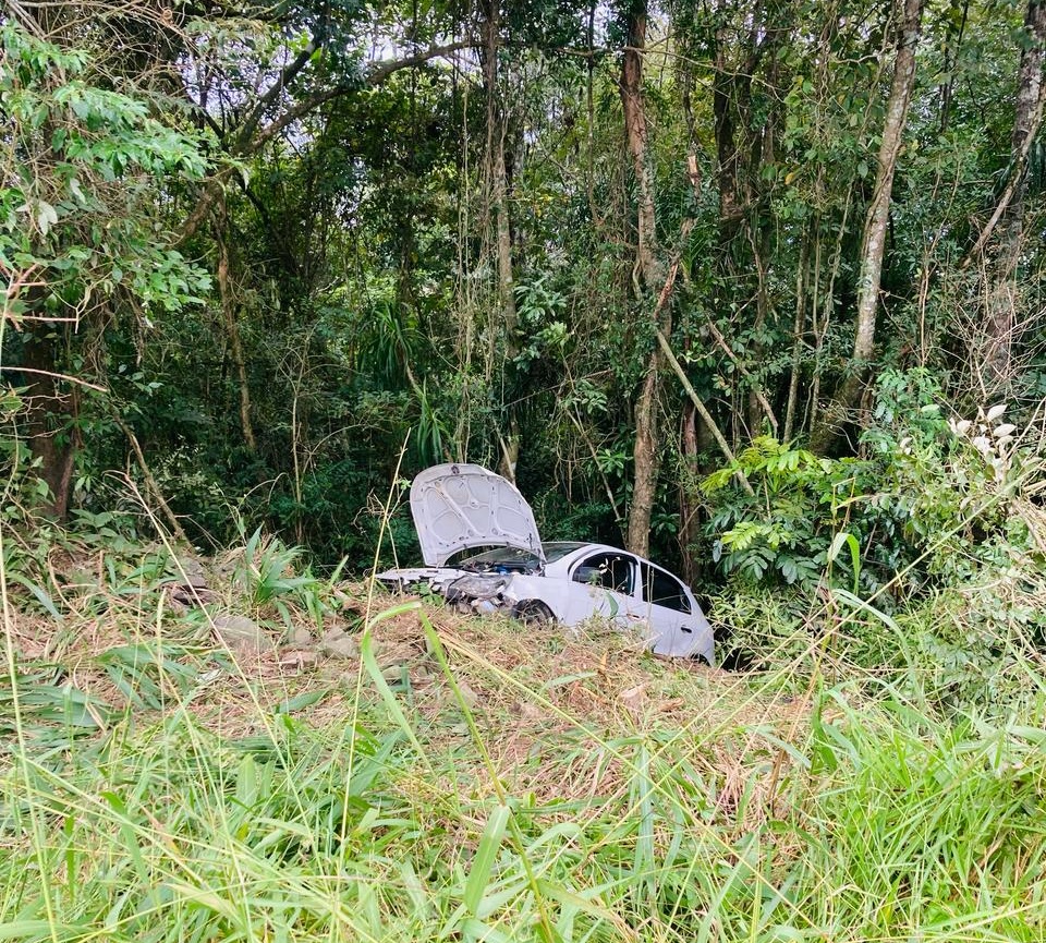 Veículo Gol capotou na PR-364, em Irati
