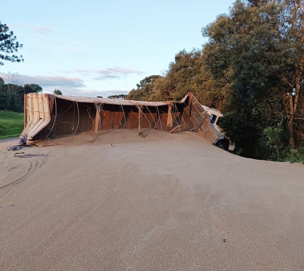 Caminhão carregado com trigo tombou na BR-373, em Prudentópolis