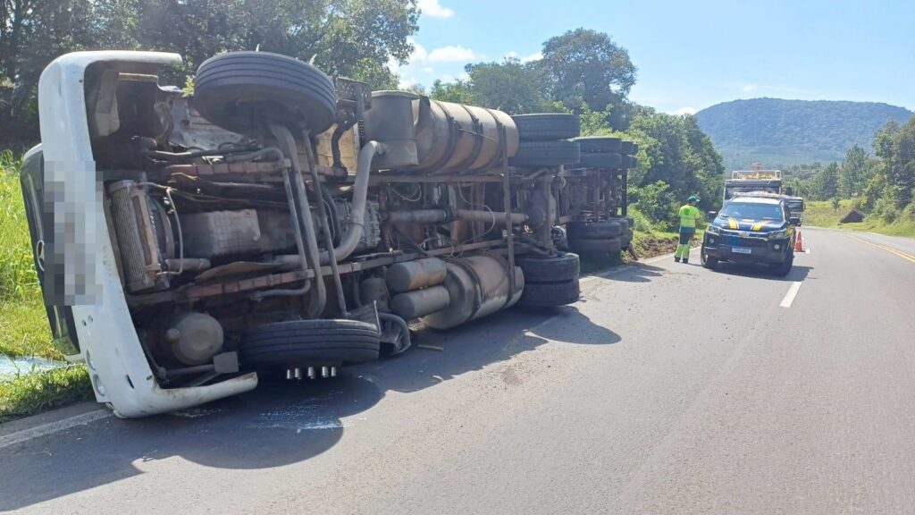 Caminhão tombou na BR-277, em Prudentópolis