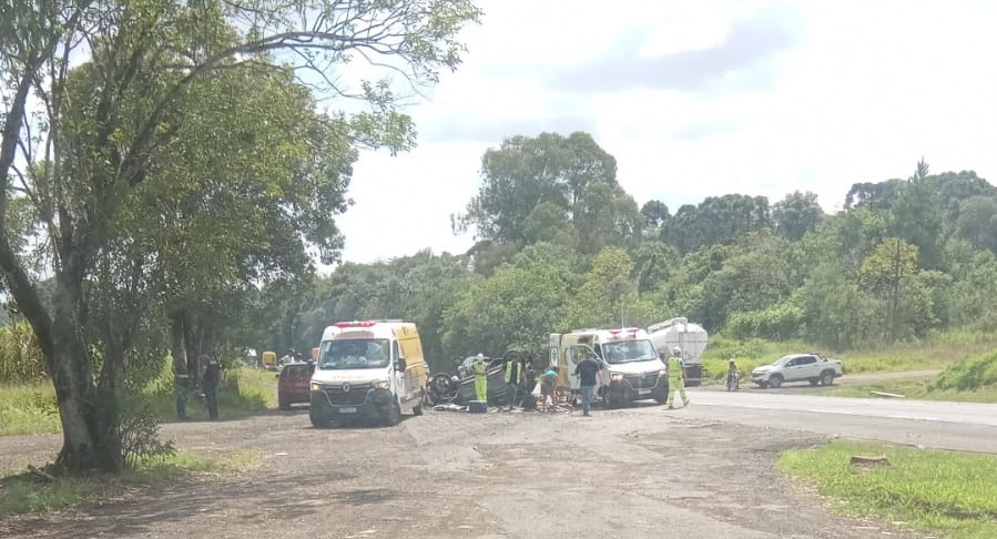 Carro capotou e teve o motor arrancado após acidente na BR-277, em Prudentópolis, na tarde de segunda-feira