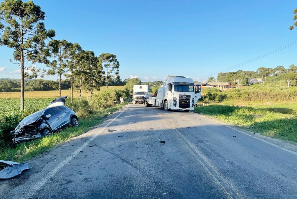 Colisão entre carro e caminhão ocorreu na tarde de domingo, na BR-153, em Rebouças