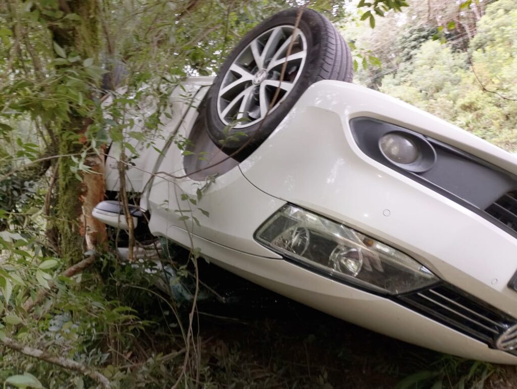 Mulher fica ferida após carro capotar na BR-153, em Irati