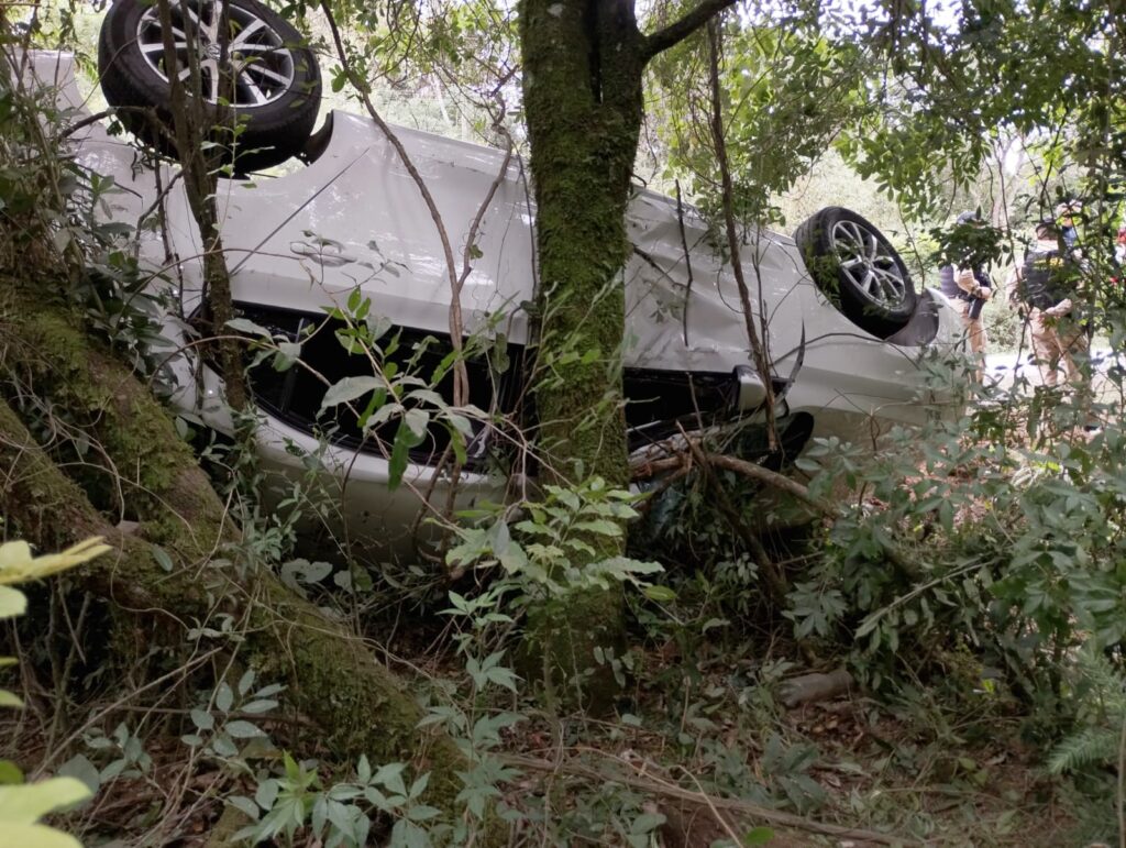 Mulher fica ferida após carro capotar na BR-153, em Irati