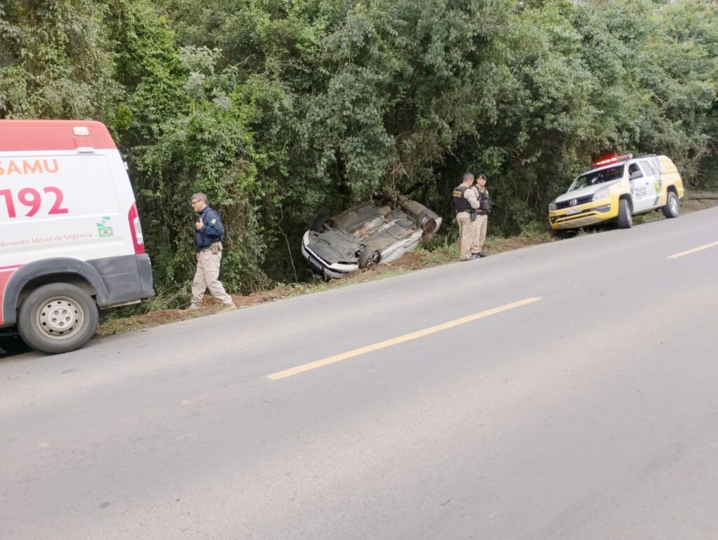 Mulher fica ferida após carro capotar na BR-153, em Irati