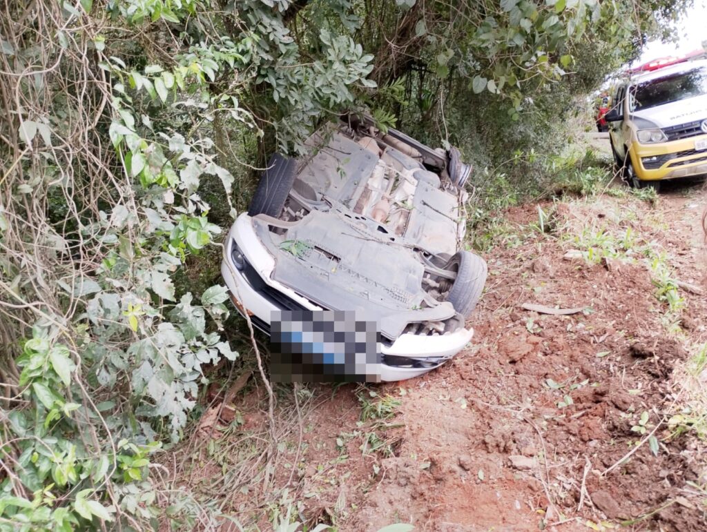 Mulher fica ferida após carro capotar na BR-153, em Irati