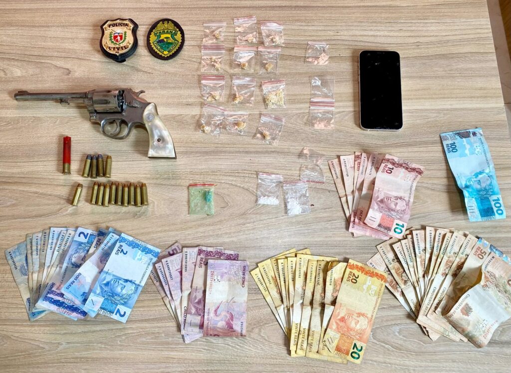 Dinheiro, drogas, arma e munições foram apreendidas durante operação contra o tráfico de drogas em Ipiranga