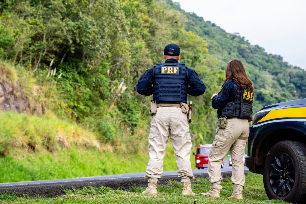 PRF prendeu três homens suspeitos de aplicarem golpes nos estados do Paraná e Santa Catarina. Abordagem ocorreu na BR-277, em Irati