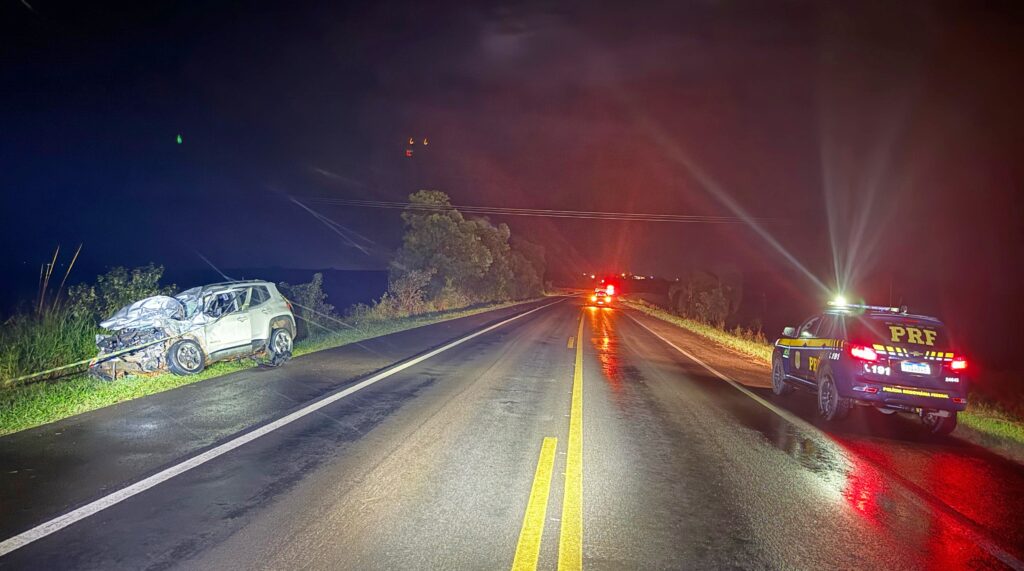 Colisão frontal entre veículo Jeep e caminhão Volvo causou morte de uma pessoa na BR-373, em Candói