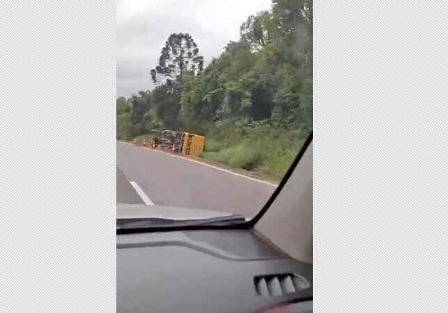 Ônibus escolar que havia sido furtado em Fernandes Pinheiro foi encontrado tombado na BR-277, em Palmeira