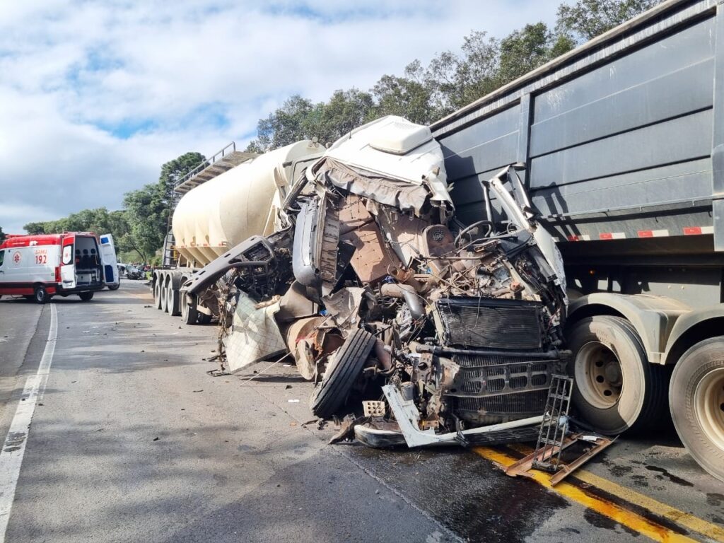 Um caminhão ficou com a cabine destruída após acidente na BR-277, em Guarapuava