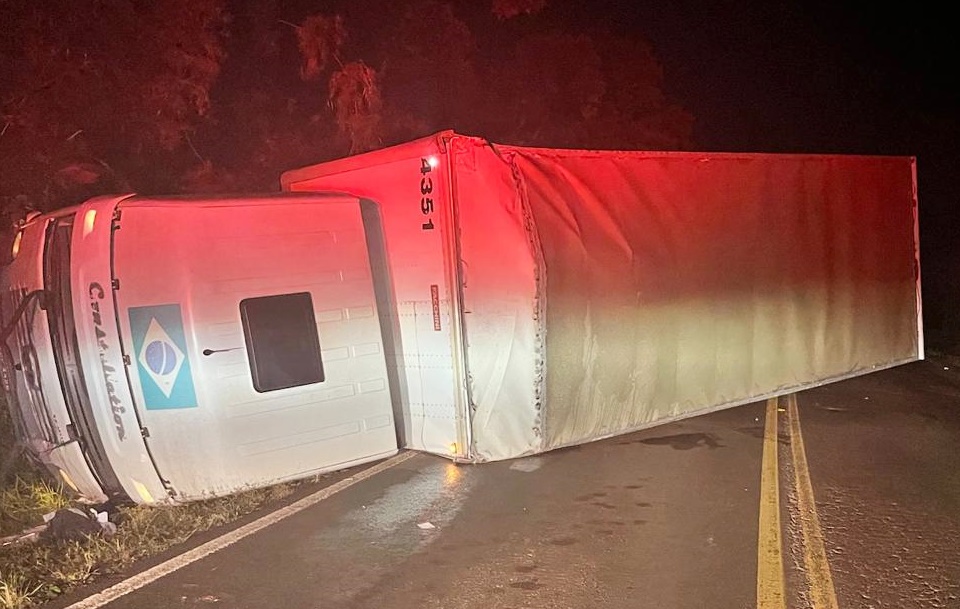 Caminhão Volkswagen tombou na PR-364, em Inácio Martins