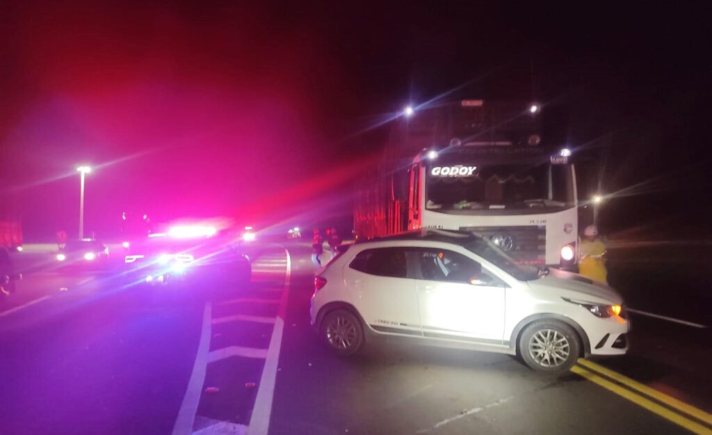 Colisão transversal entre caminhão Volkswagen e Fiat Argo ocorreu na BR-373, em Ipiranga