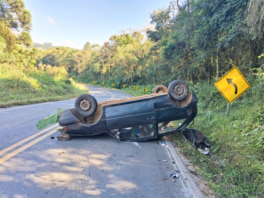 Três pessoas ficaram feridas após capotamento na PR-364, em Irati