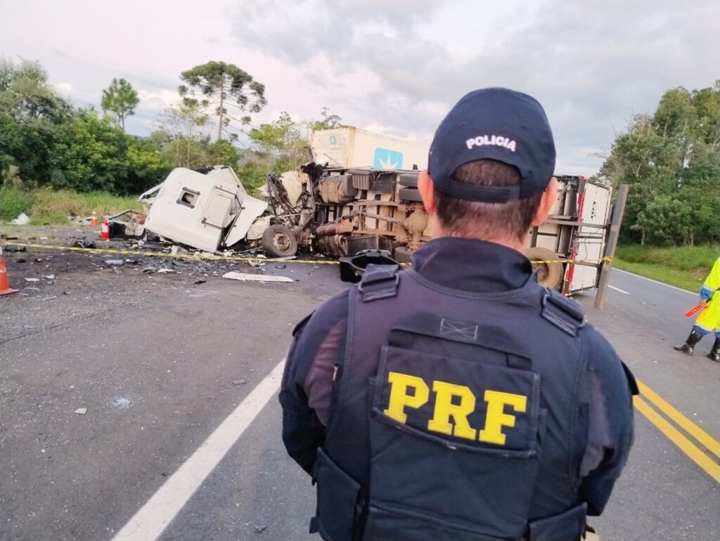 Dois caminhões se envolveram em acidente na BR-277, em Palmeira, na tarde de terça-feira