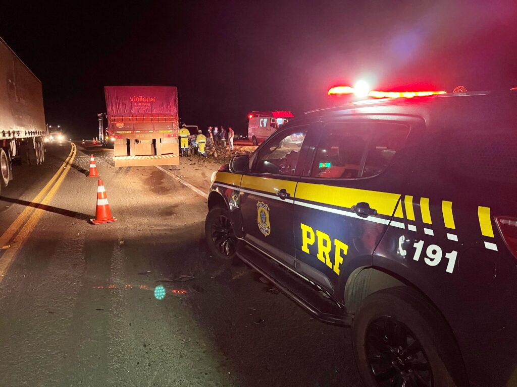 Dois carros e um caminhão se envolveram em um acidente na BR-373, em Prudentópolis