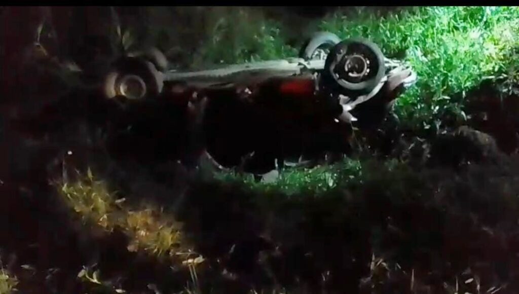Carro capotou após acidente na BR-153, em Rebouças, na noite de sábado