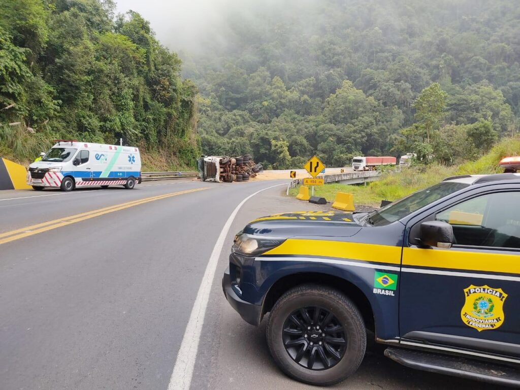 Caminhão Scania tombou na BR-277, em Guarapuava, na manhã deste sábado