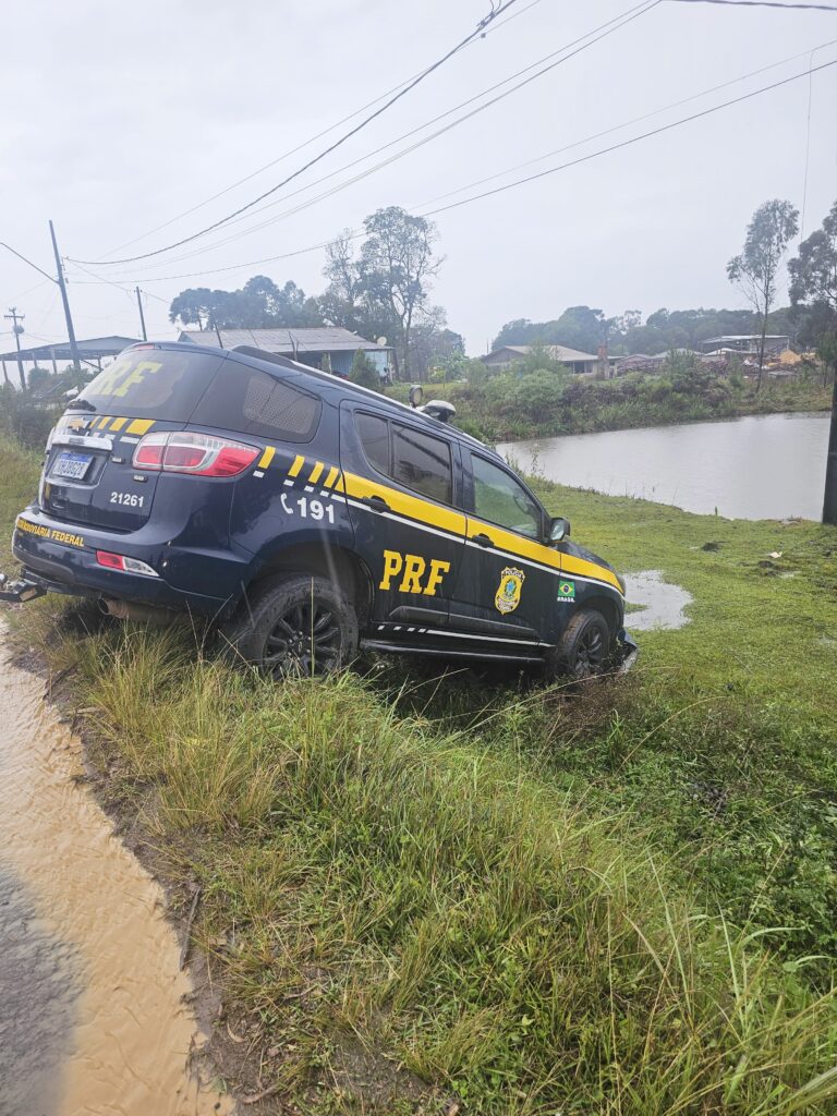 Viatura da PRF saiu da pista, mas não houve feridos no acidente