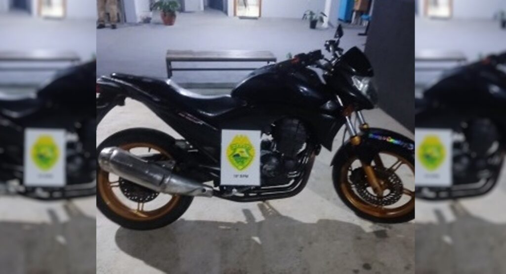 Homens tentaram furtar uma moto, que foi localizada e apreendida pela PM