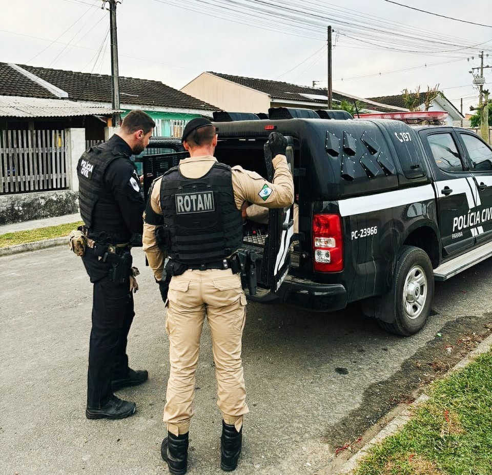 Policiais civis e militares de Irati deflagraram operação de combate ao tráfico de drogas nesta quarta-feira