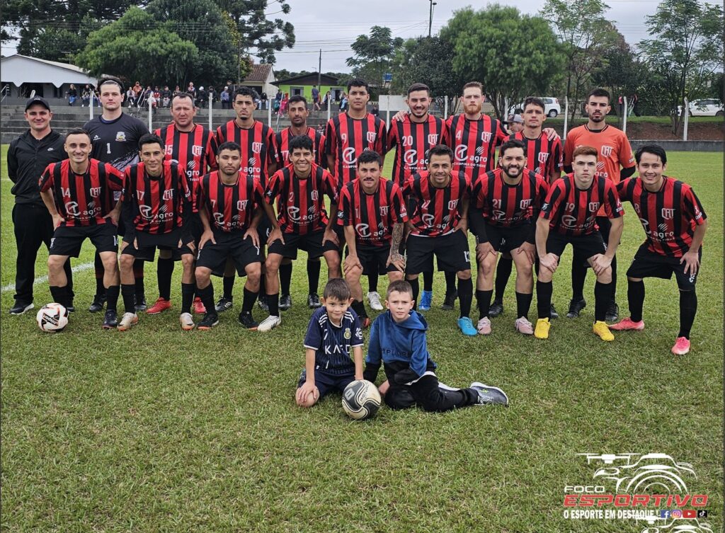 Equipe do CAT (em destaque na imagem) disputa uma vaga na final da Copa Folha no confronto contra o Wlodarski/Brenda Móveis, de Ivaí