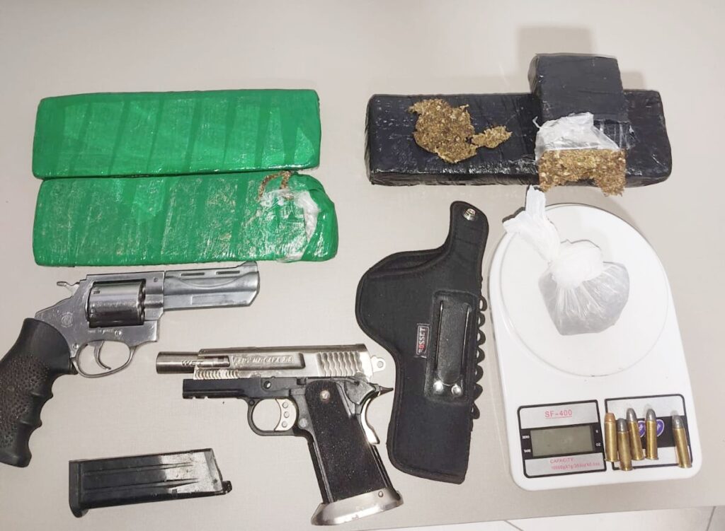 PM localizou drogas, um revólver, munições e outros objetos em uma casa no bairro Rio Bonito, em Irati